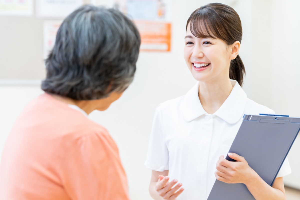 笑顔で患者さんと接する院長