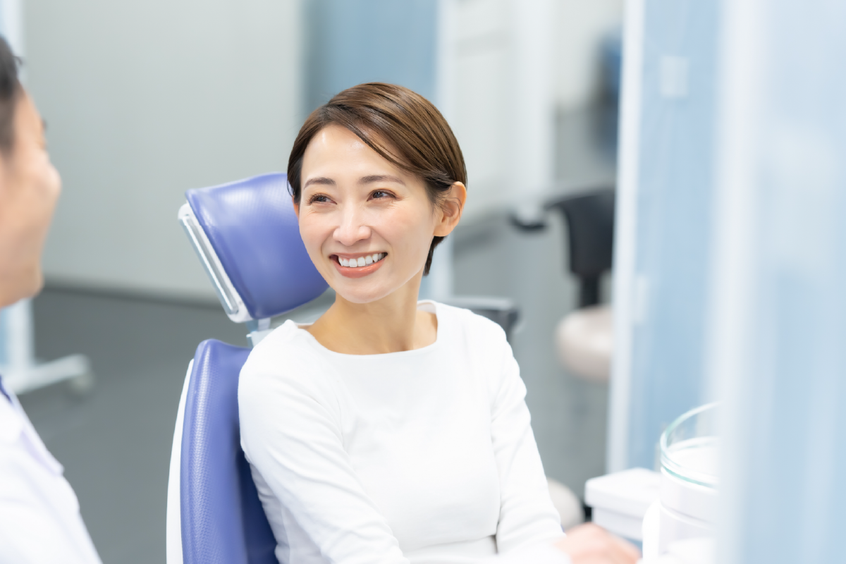 カウンセリングをする院長