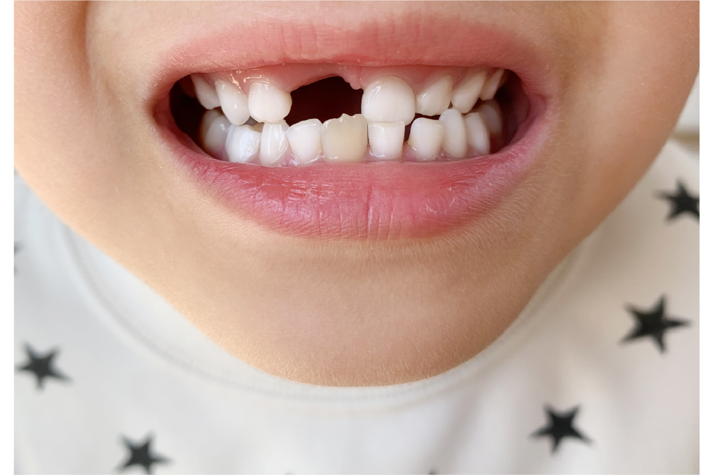 お子様に笑いかける院長