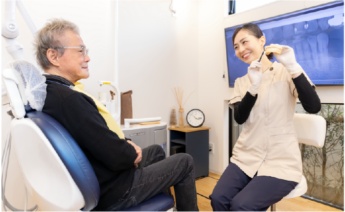 ブラッシング指導をする歯科衛生士