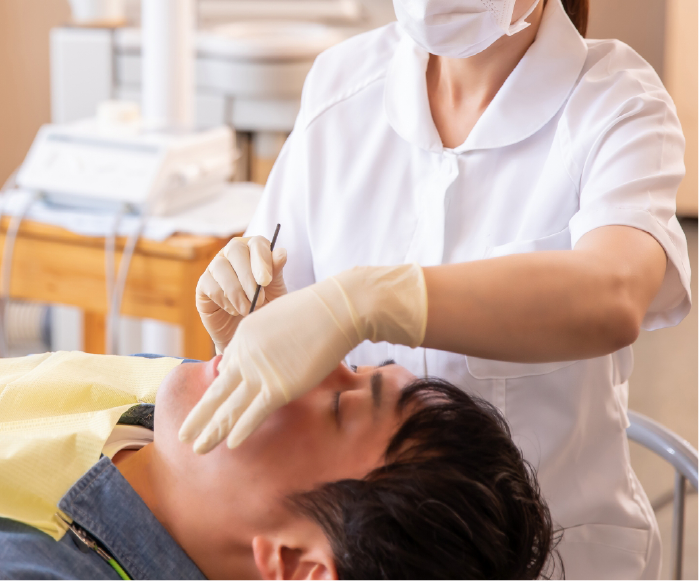 歯周病お検査をする歯科衛生士