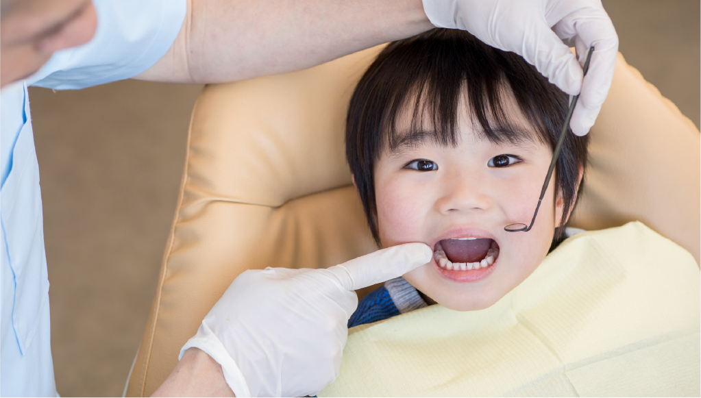 お口のチェックをする院長