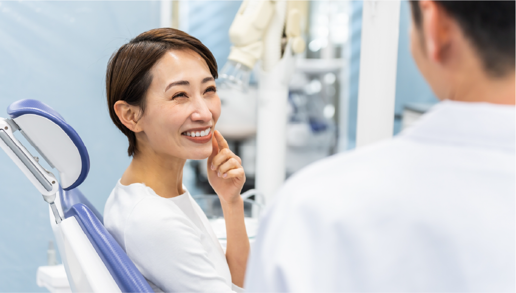 説明をする院長