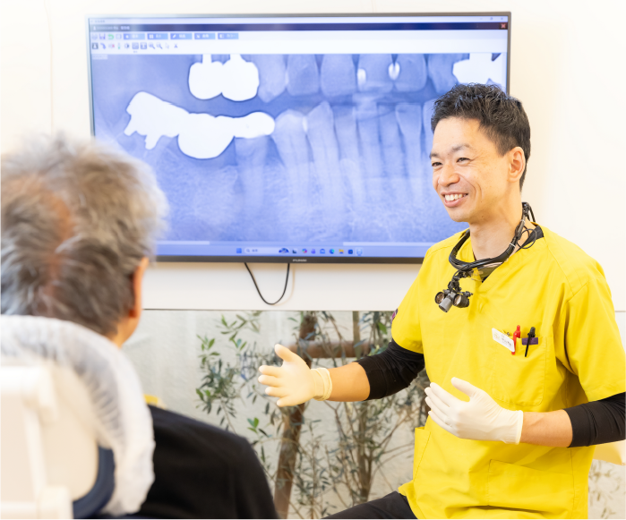 噛み合わせのチェックをする院長