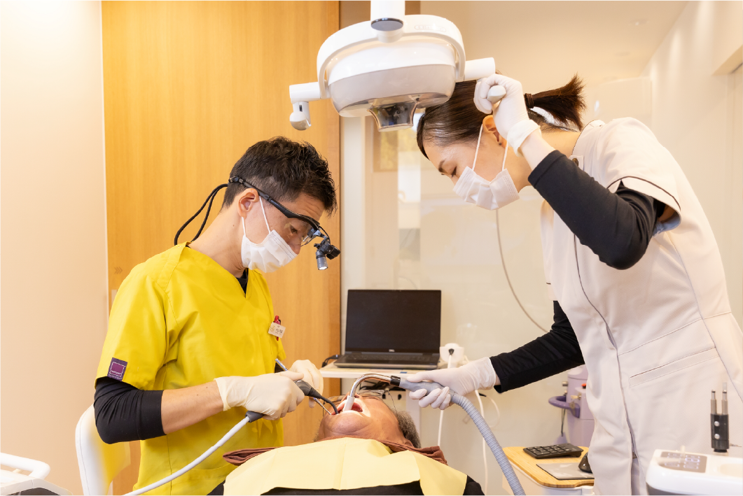 歯ブラシを持つ歯科衛生士