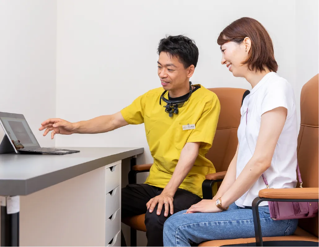 丁寧な説明をする院長