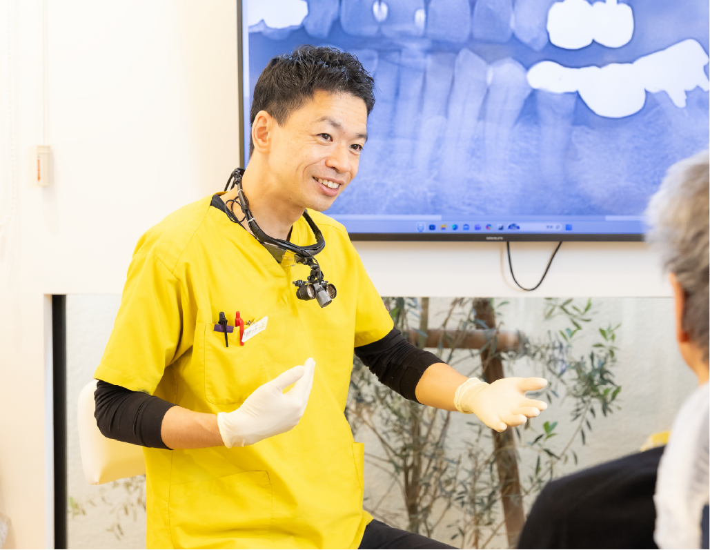 丁寧な説明をする院長